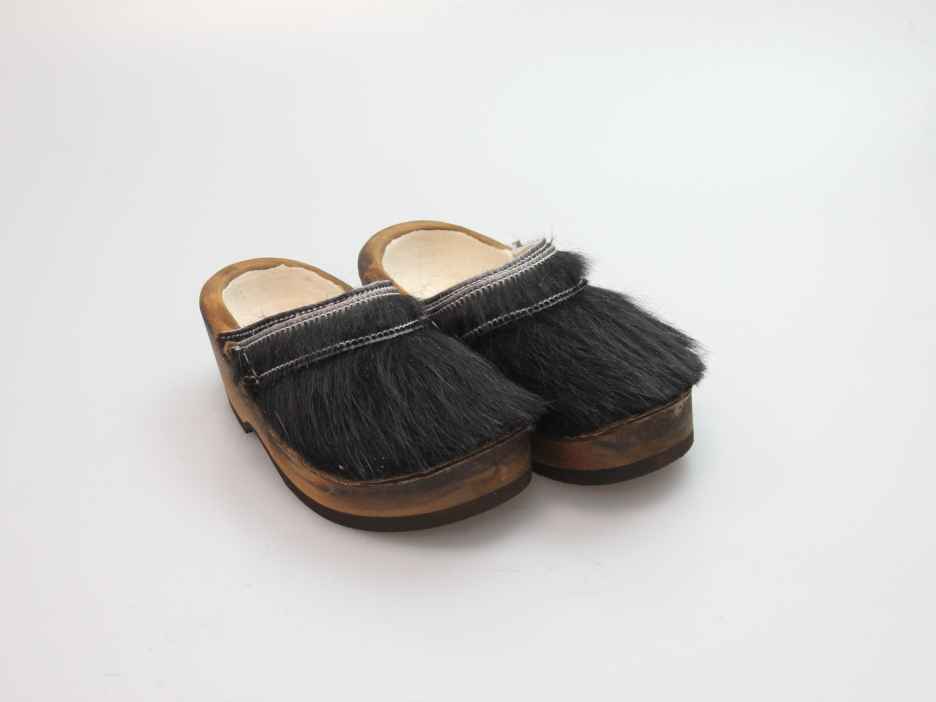 Holzschuh in Rindfell mit Schaffell gefüttert