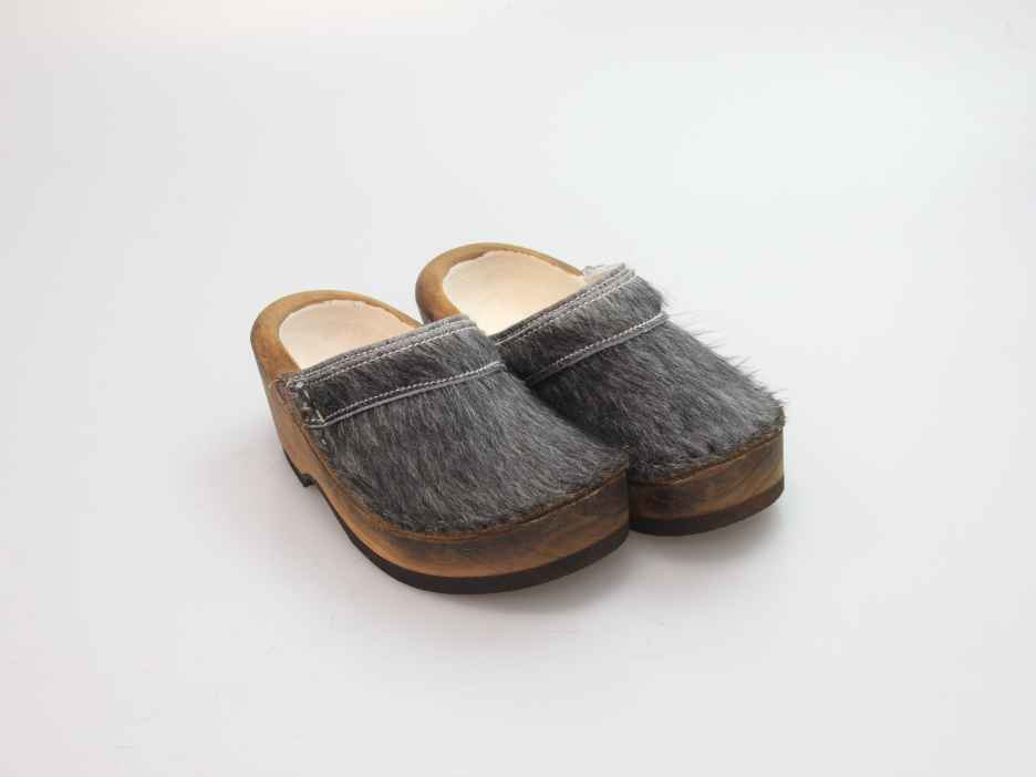 Holzschuh in Rindfell mit Schaffell gefüttert