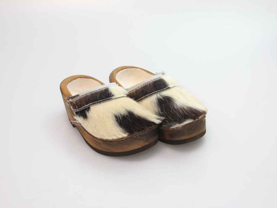 Holzschuh in Rindfell mit Schaffell gefüttert
