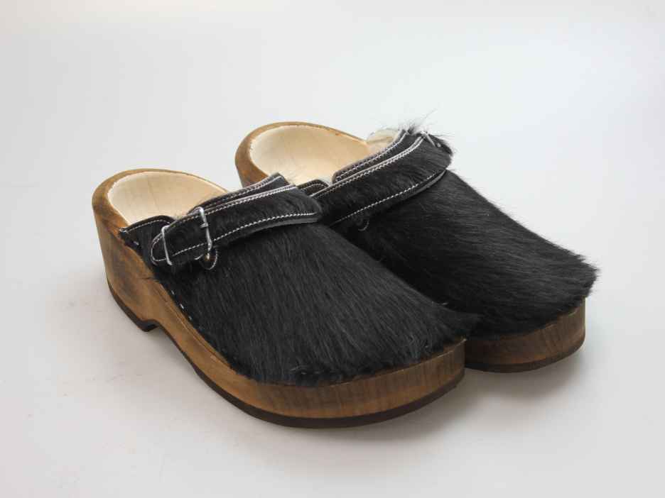 Holzschuh in Rindfell mit Schaffell gefüttert