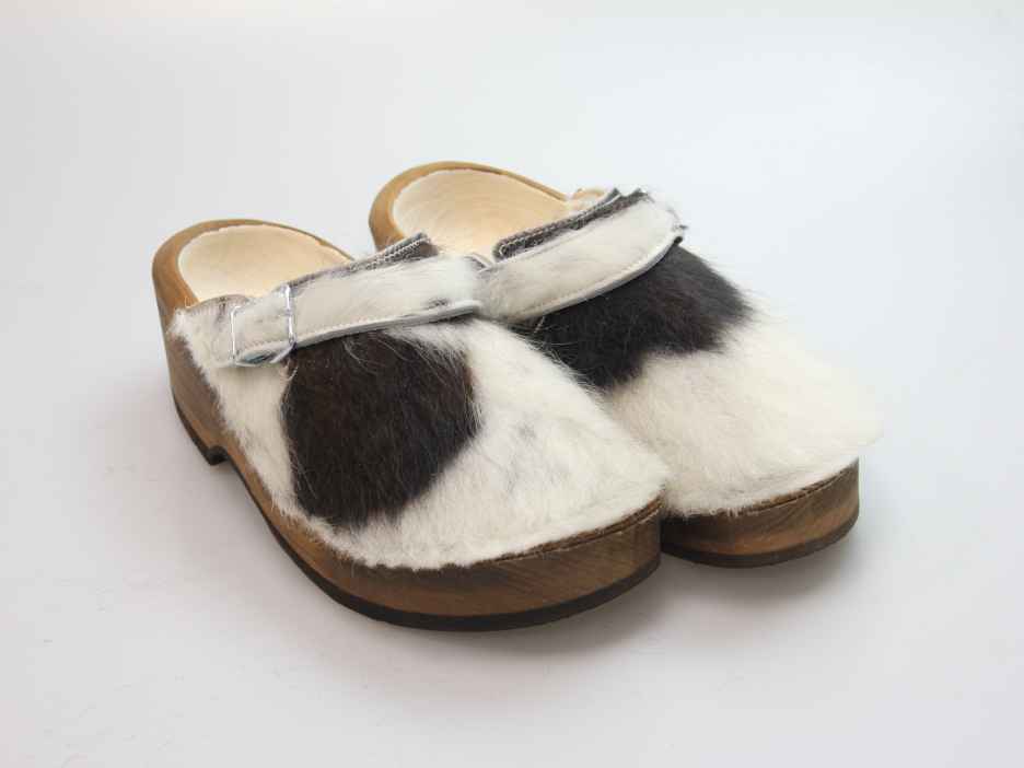 Holzschuh in Rindfell mit Schaffell gefüttert
