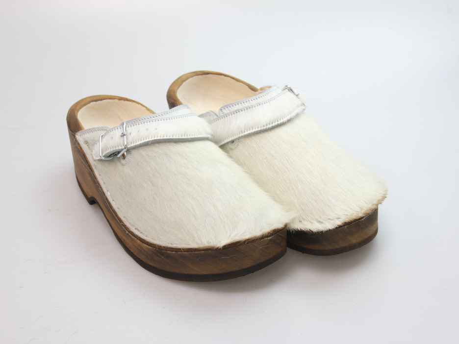 Holzschuh in Rindfell mit Schaffell gefüttert