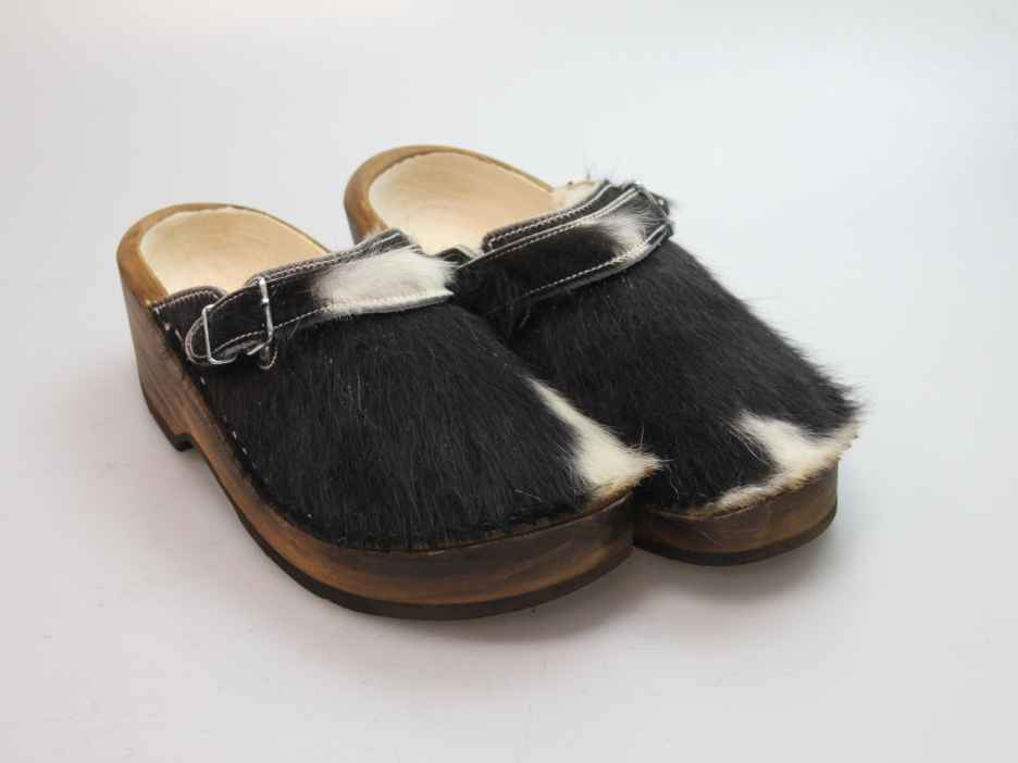 Holzschuh in Rindfell mit Schaffell gefüttert