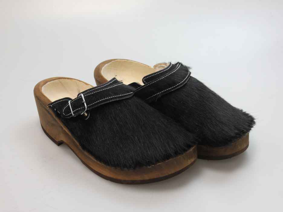 Holzschuh in Rindfell mit Schaffell gefüttert