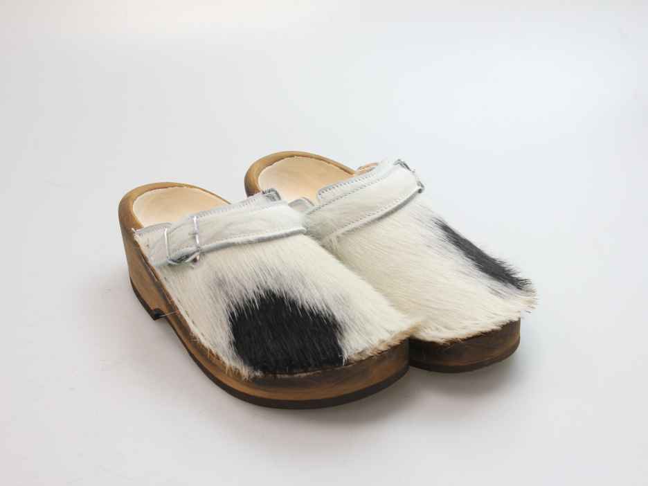 Holzschuh in Rindfell mit Schaffell gefüttert
