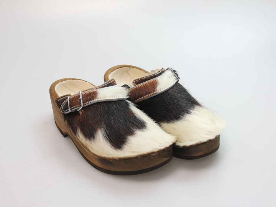 Holzschuh in Rindfell mit Schaffell gefüttert
