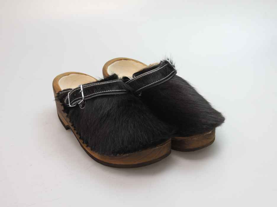 Holzschuh in Rindfell mit Schaffell gefüttert