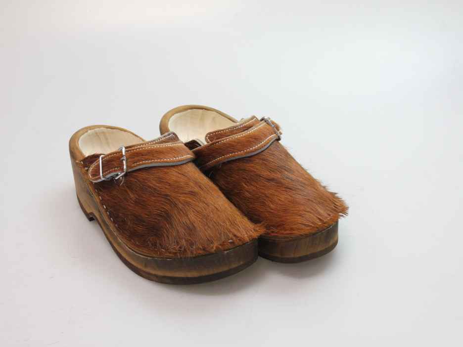 Holzschuh in Rindfell mit Schaffell gefüttert