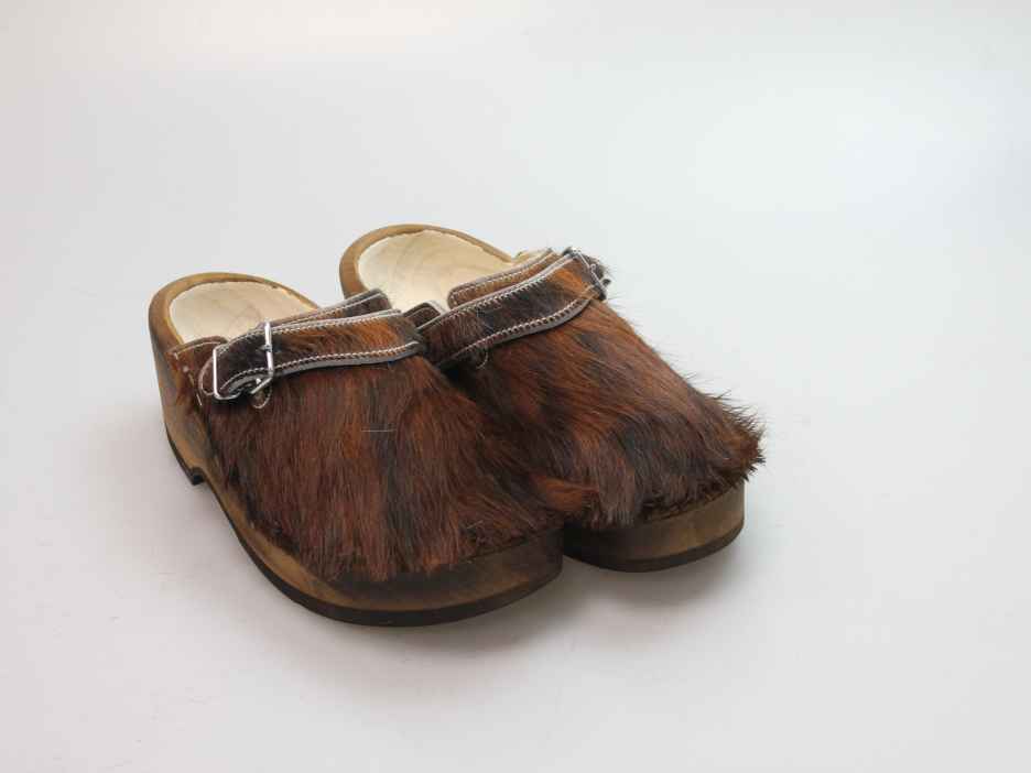 Holzschuh in Rindfell mit Schaffell gefüttert