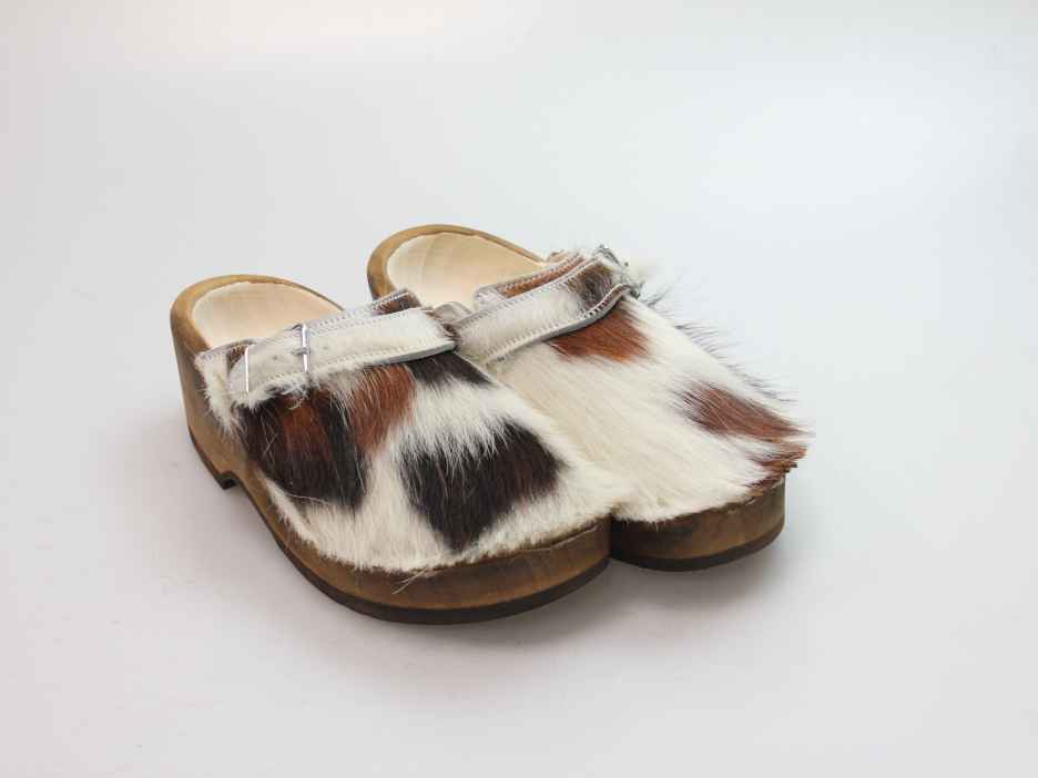 Holzschuh in Rindfell mit Schaffell gefüttert