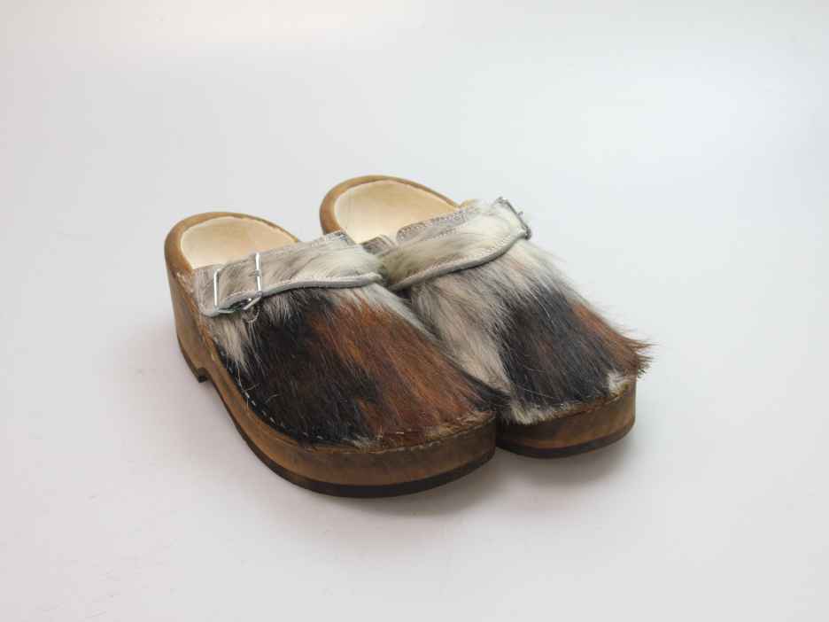 Holzschuh in Rindfell mit Schaffell gefüttert