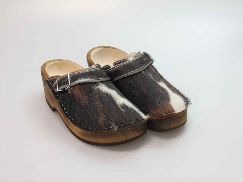 Holzschuh in Rindfell mit Schaffell gefüttert