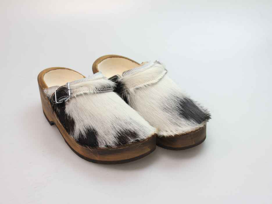Holzschuh in Rindfell mit Schaffell gefüttert