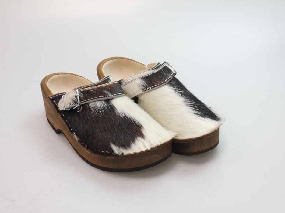 Holzschuh in Rindfell mit Schaffell gefüttert