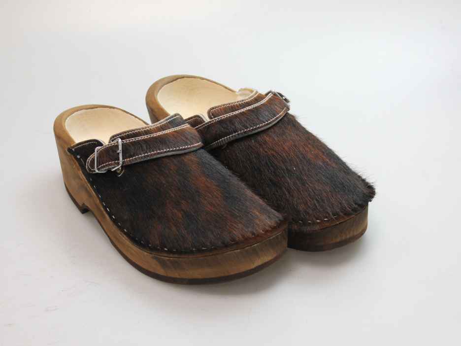 Holzschuh in Rindfell mit Schaffell gefüttert