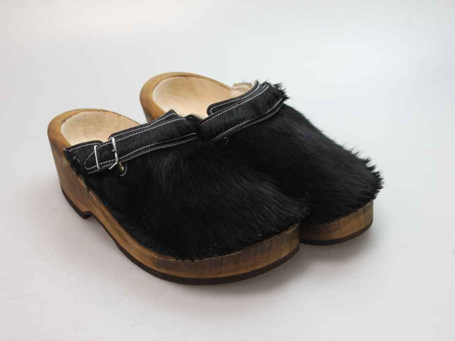 Holzschuh in Rindfell mit Schaffell gefüttert