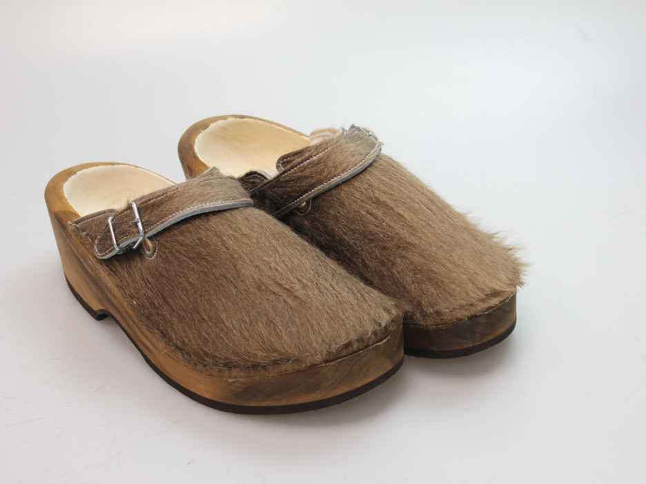 Holzschuh in Rindfell mit Schaffell gefüttert