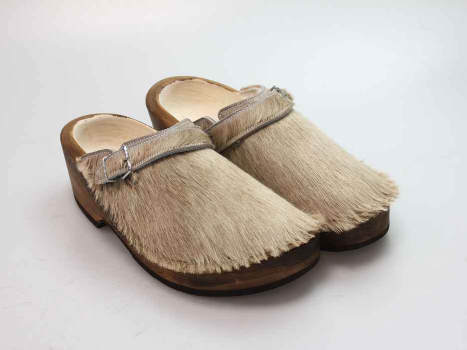 Holzschuh in Rindfell mit Schaffell gefüttert
