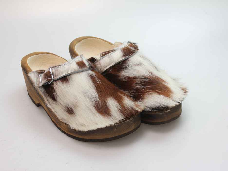 Holzschuh in Rindfell mit Schaffell gefüttert