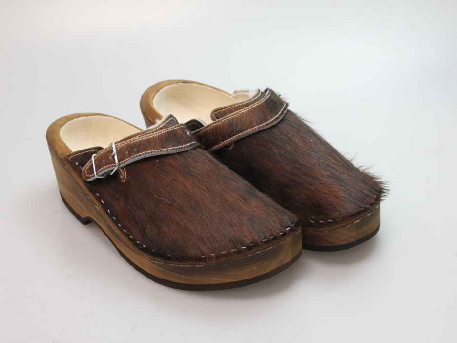 Holzschuh in Rindfell mit Schaffell gefüttert