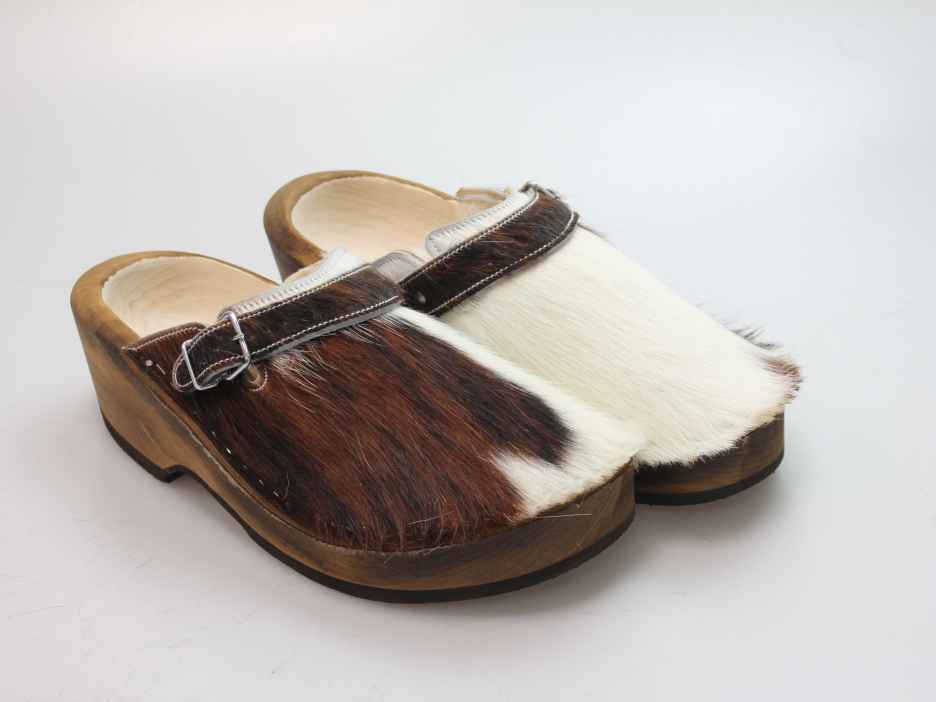 Holzschuh in Rindfell mit Schaffell gefüttert