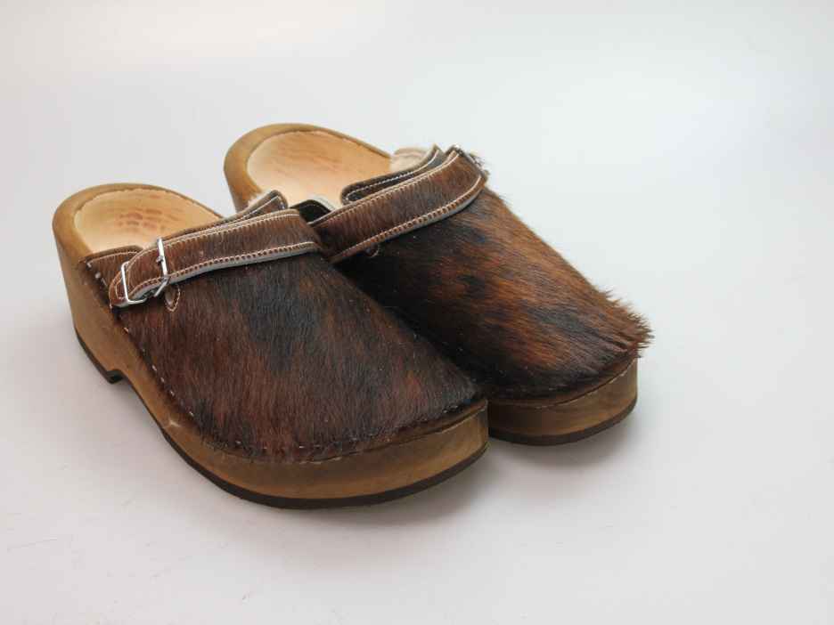 Holzschuh in Rindfell mit Schaffell gefüttert