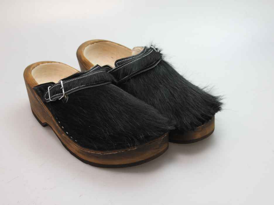 Holzschuh in Rindfell mit Schaffell gefüttert