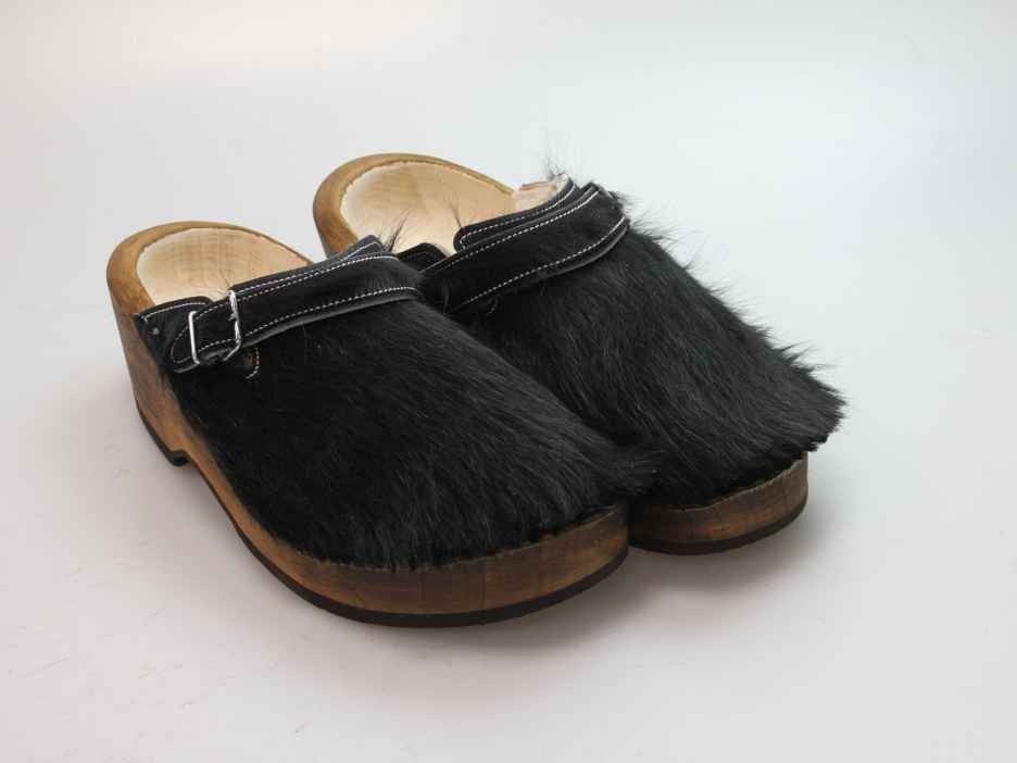 Holzschuh in Rindfell mit Schaffell gefüttert
