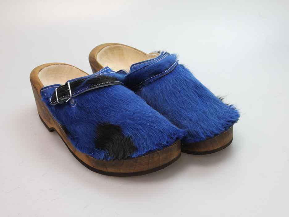 Holzschuh in Rindfell mit Schaffell gefüttert