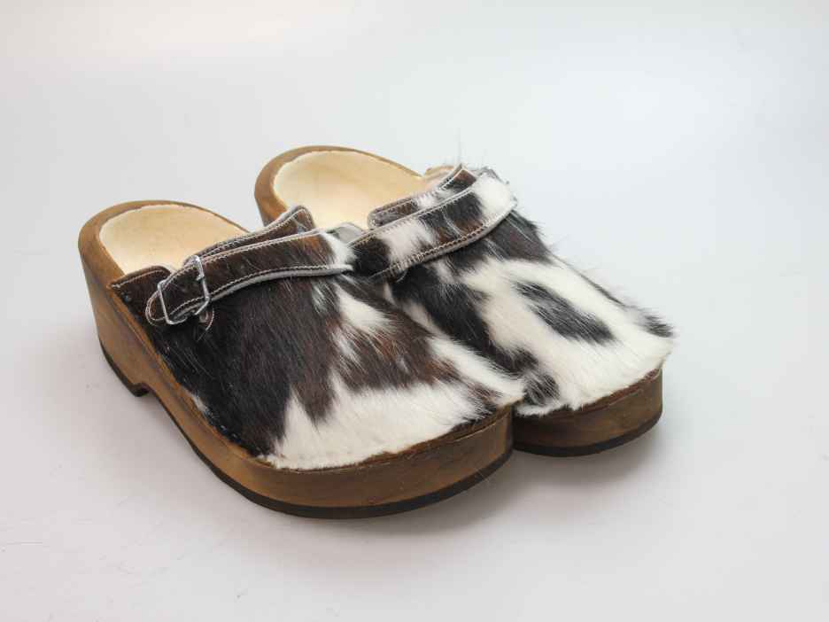 Holzschuh in Rindfell mit Schaffell gefüttert