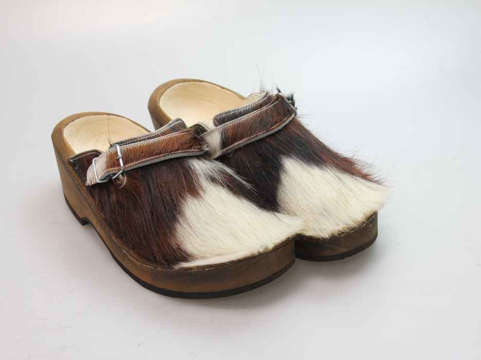 Holzschuh in Rindfell mit Schaffell gefüttert