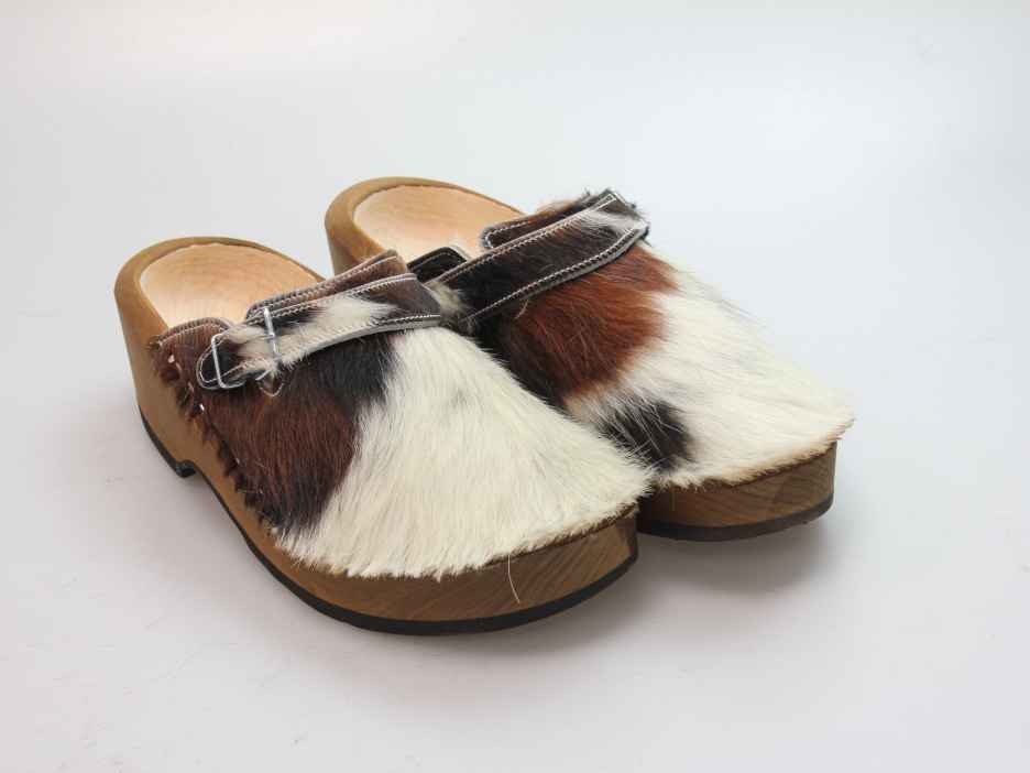 Holzschuh in Rindfell mit Schaffell gefüttert