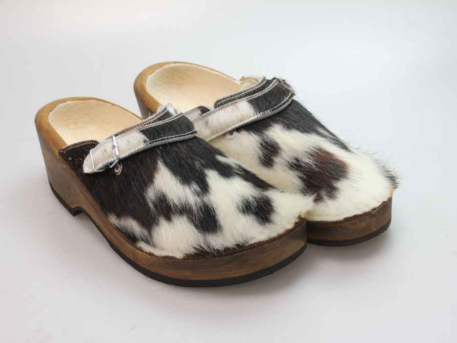 Holzschuh in Rindfell mit Schaffell gefüttert
