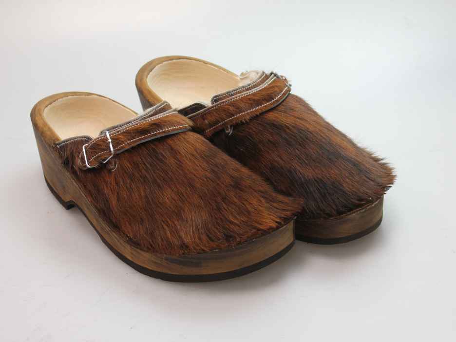 Holzschuh in Rindfell mit Schaffell gefüttert
