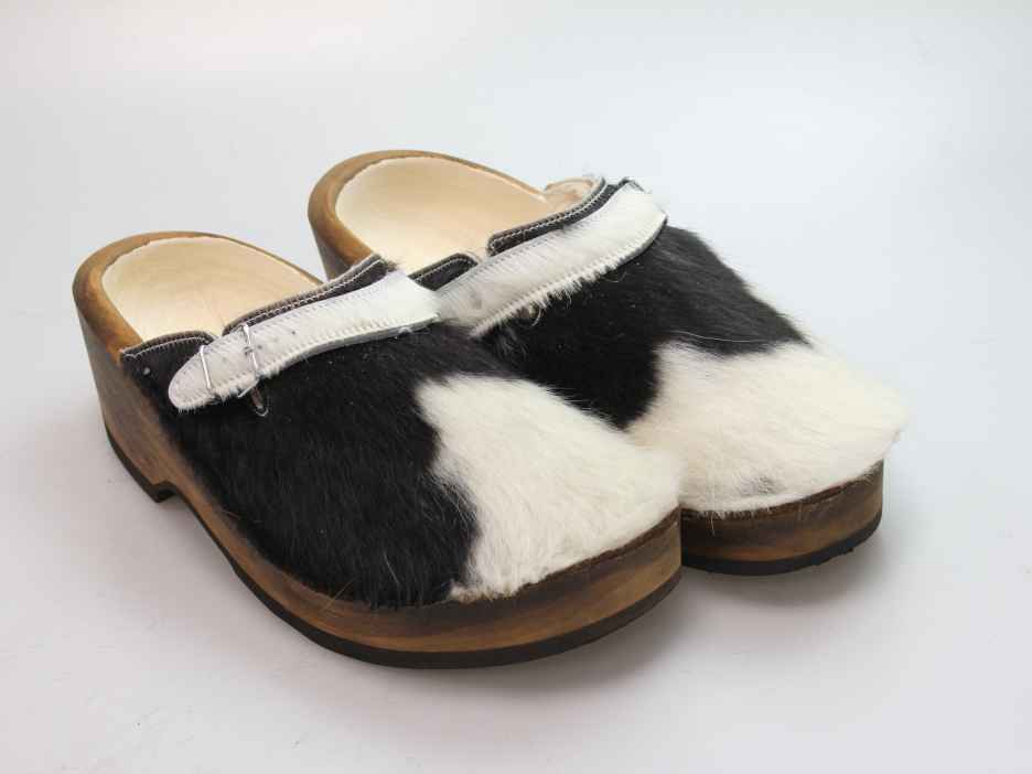 Holzschuh in Rindfell mit Schaffell gefüttert
