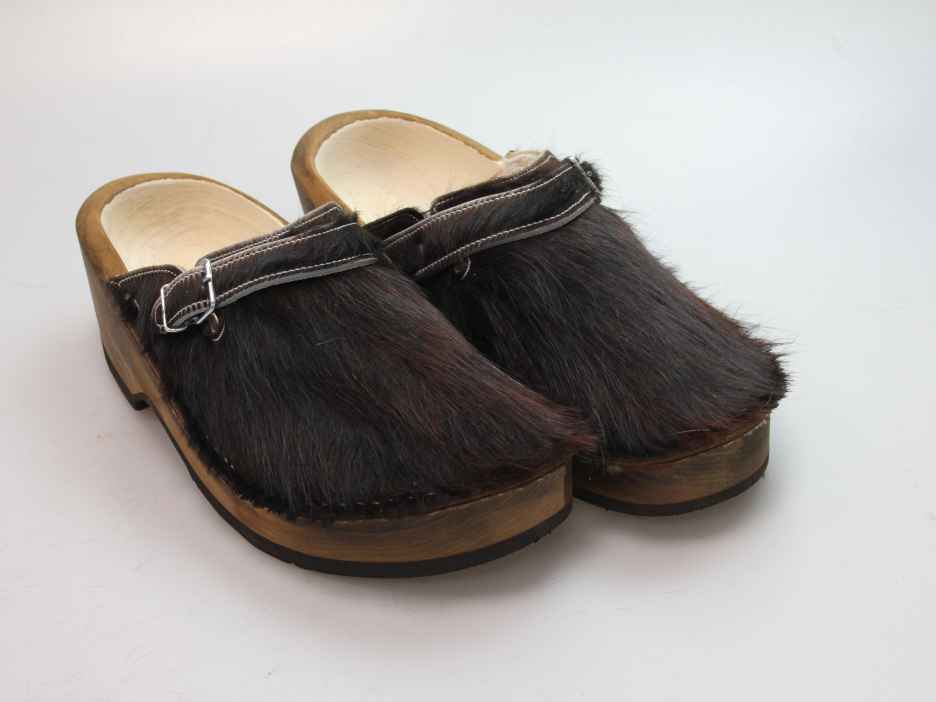 Holzschuh in Rindfell mit Schaffell gefüttert