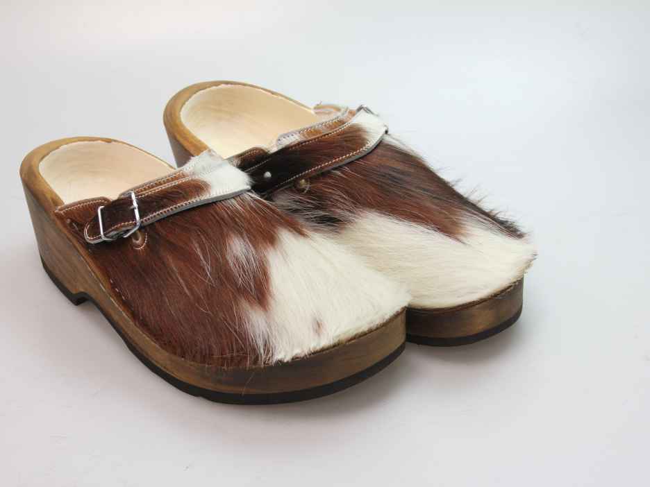Holzschuh in Rindfell mit Schaffell gefüttert