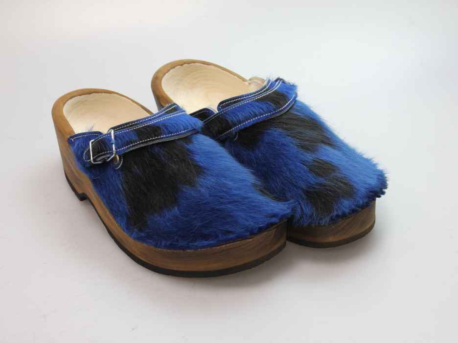 Holzschuh in Rindfell mit Schaffell gefüttert