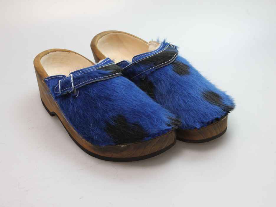 Holzschuh in Rindfell mit Schaffell gefüttert