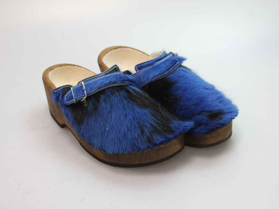 Holzschuh in Rindfell mit Schaffell gefüttert