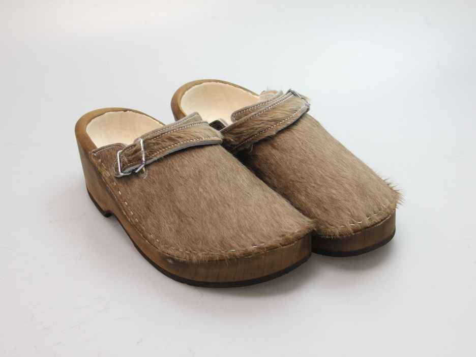 Holzschuh in Rindfell mit Schaffell gefüttert
