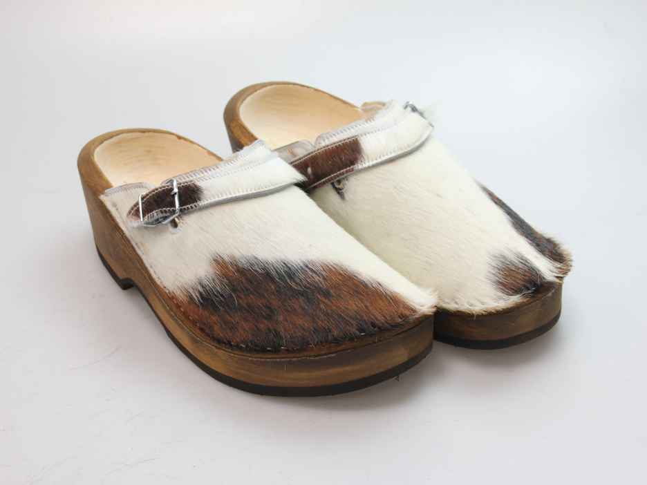 Holzschuh in Rindfell mit Schaffell gefüttert