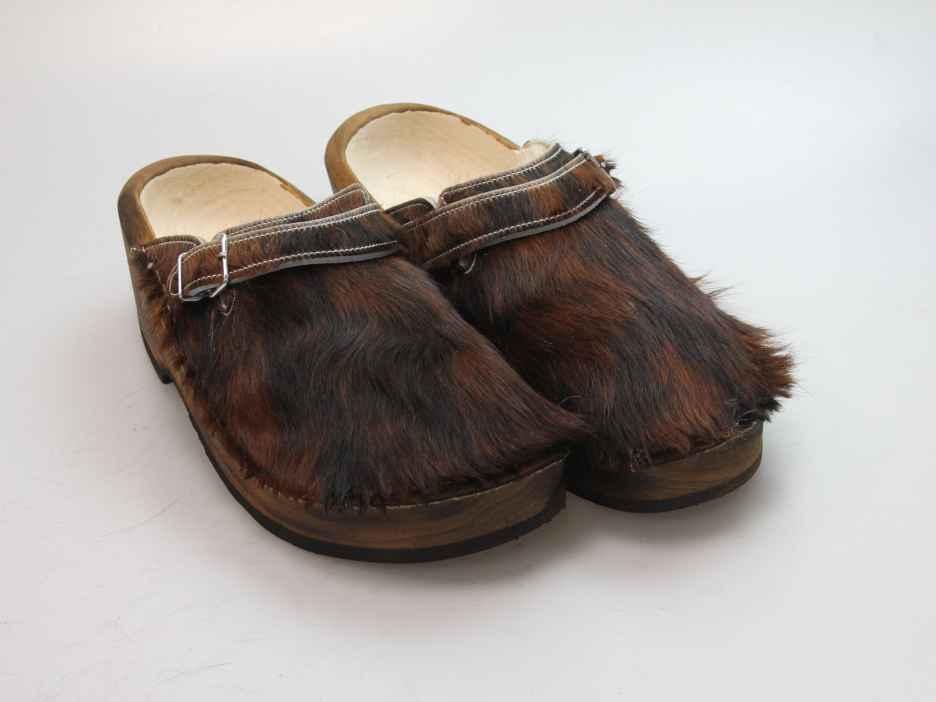 Holzschuh in Rindfell mit Schaffell gefüttert