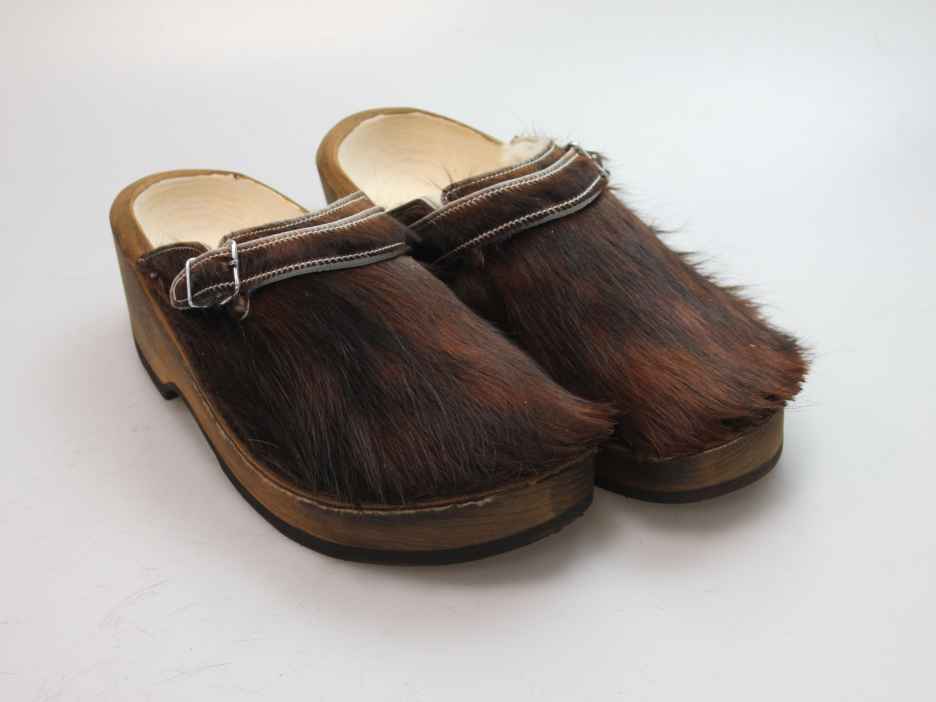Holzschuh in Rindfell mit Schaffell gefüttert