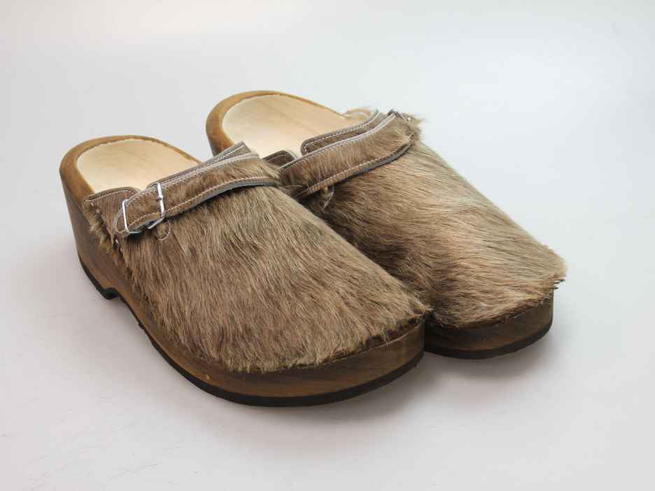 Holzschuh in Rindfell mit Schaffell gefüttert