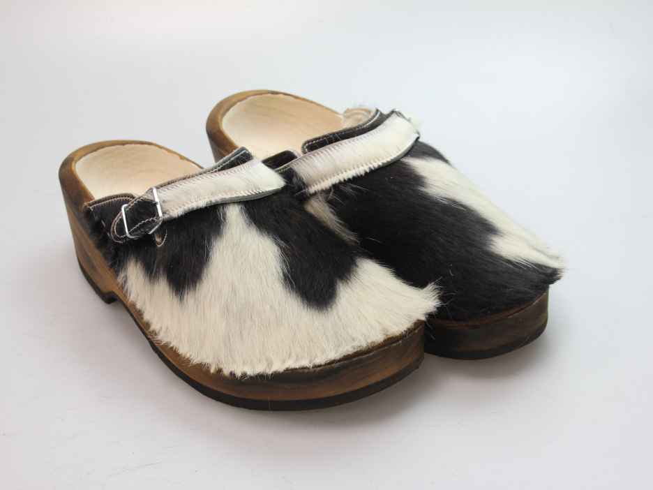 Holzschuh in Rindfell mit Schaffell gefüttert