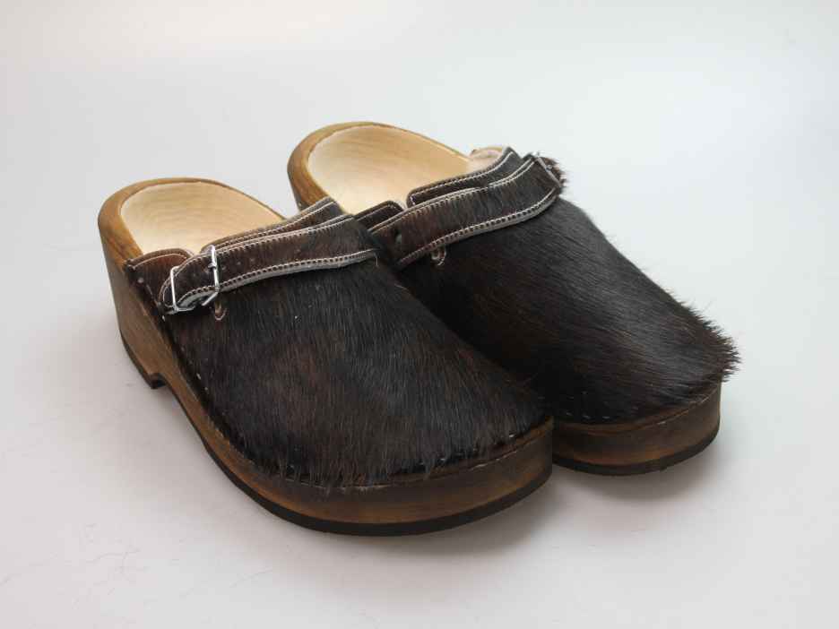 Holzschuh in Rindfell mit Schaffell gefüttert
