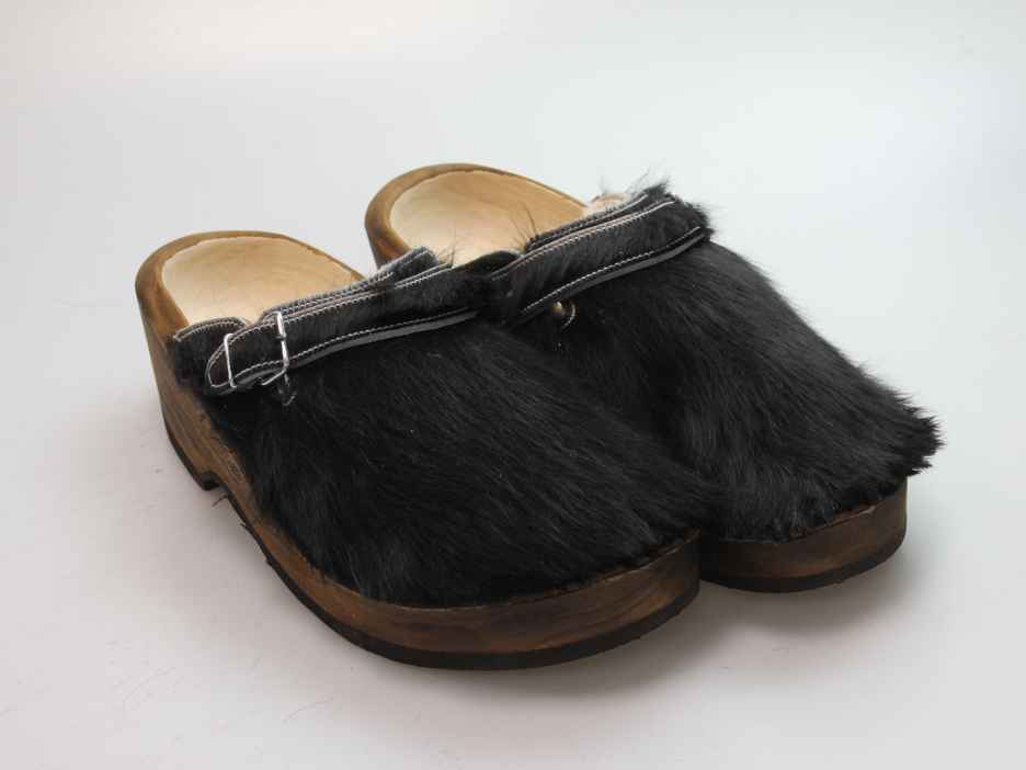 Holzschuh in Rindfell mit Schaffell gefüttert