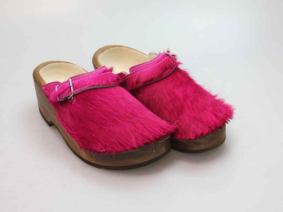 Holzschuh in Rindfell mit Schaffell gefüttert