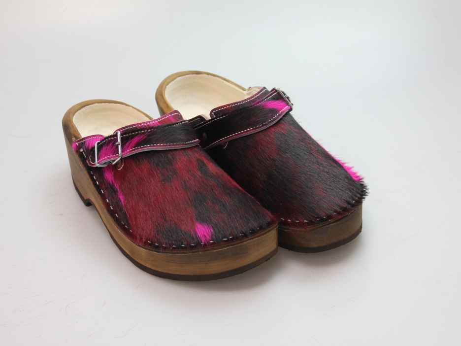 Holzschuh in Rindfell mit Schaffell gefüttert